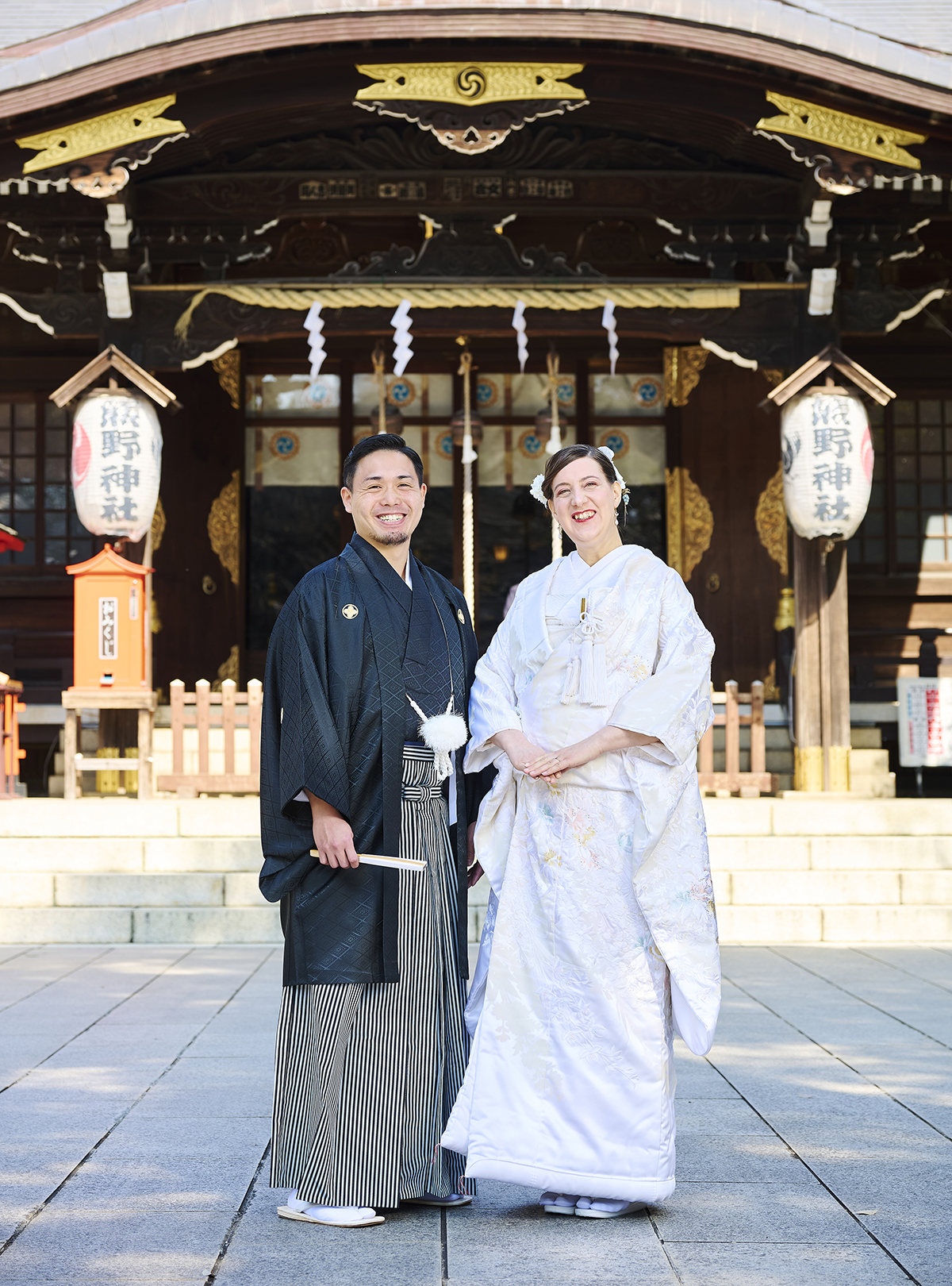 新宿十二社熊野神社挙式後の微笑む新郎新婦