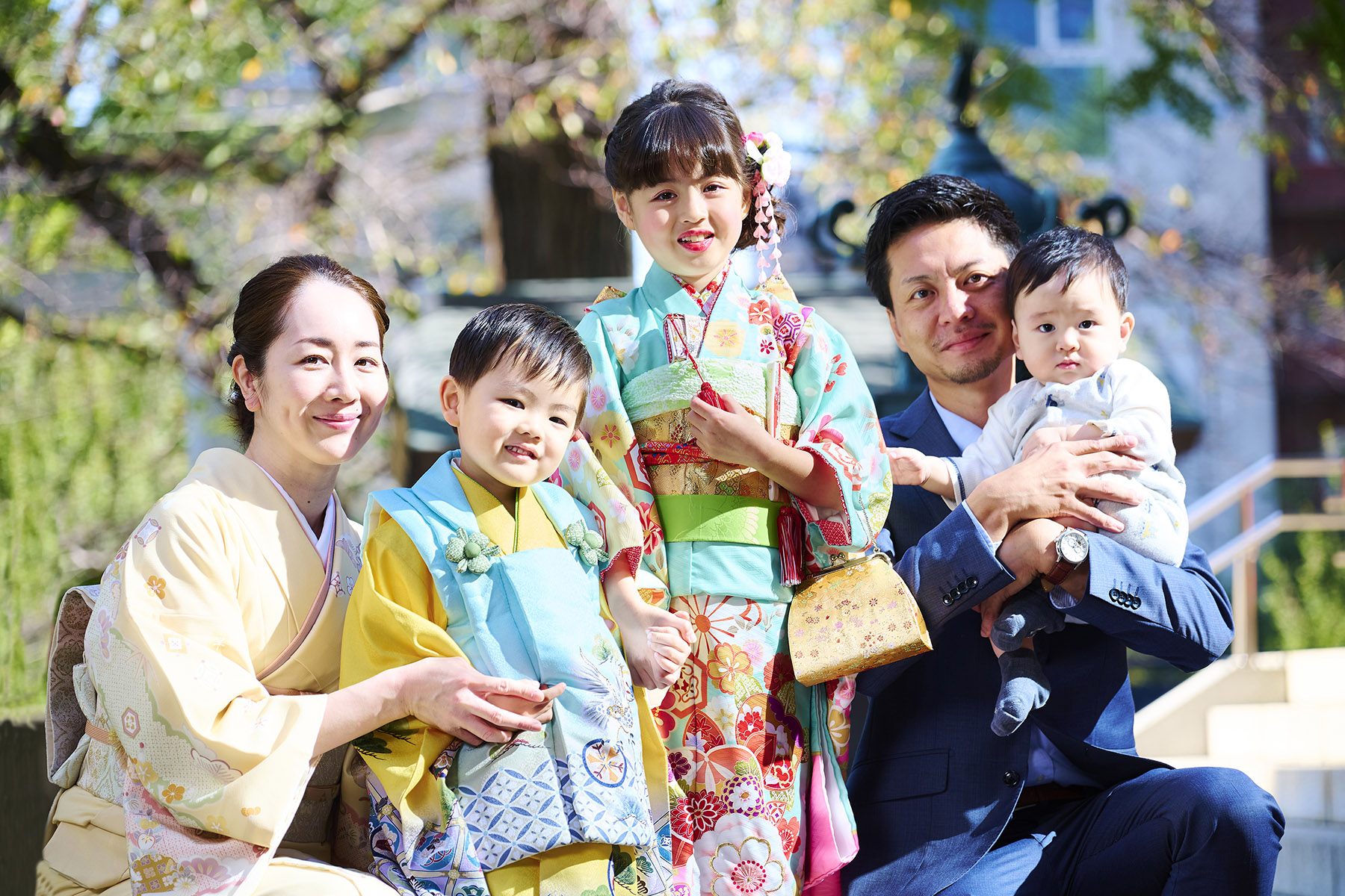 新宿十二社熊野神社での七五三の家族4人