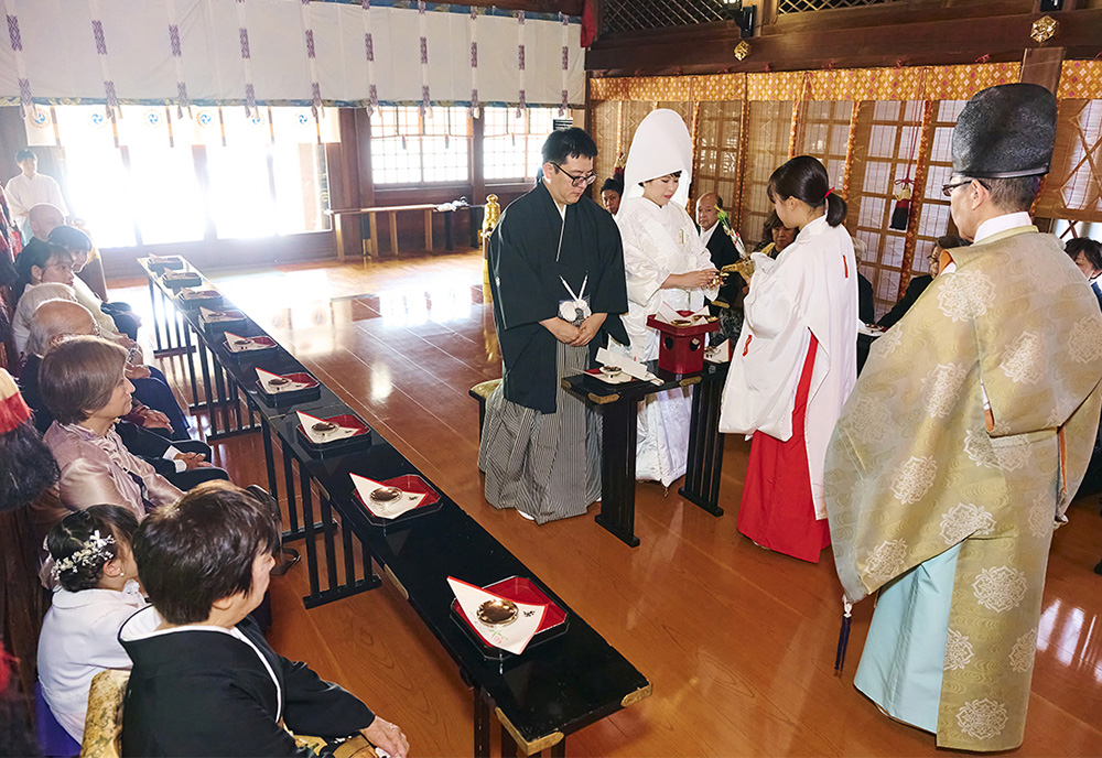 新宿十二社熊野神社の本殿の中で結婚式 御神酒を受ける
