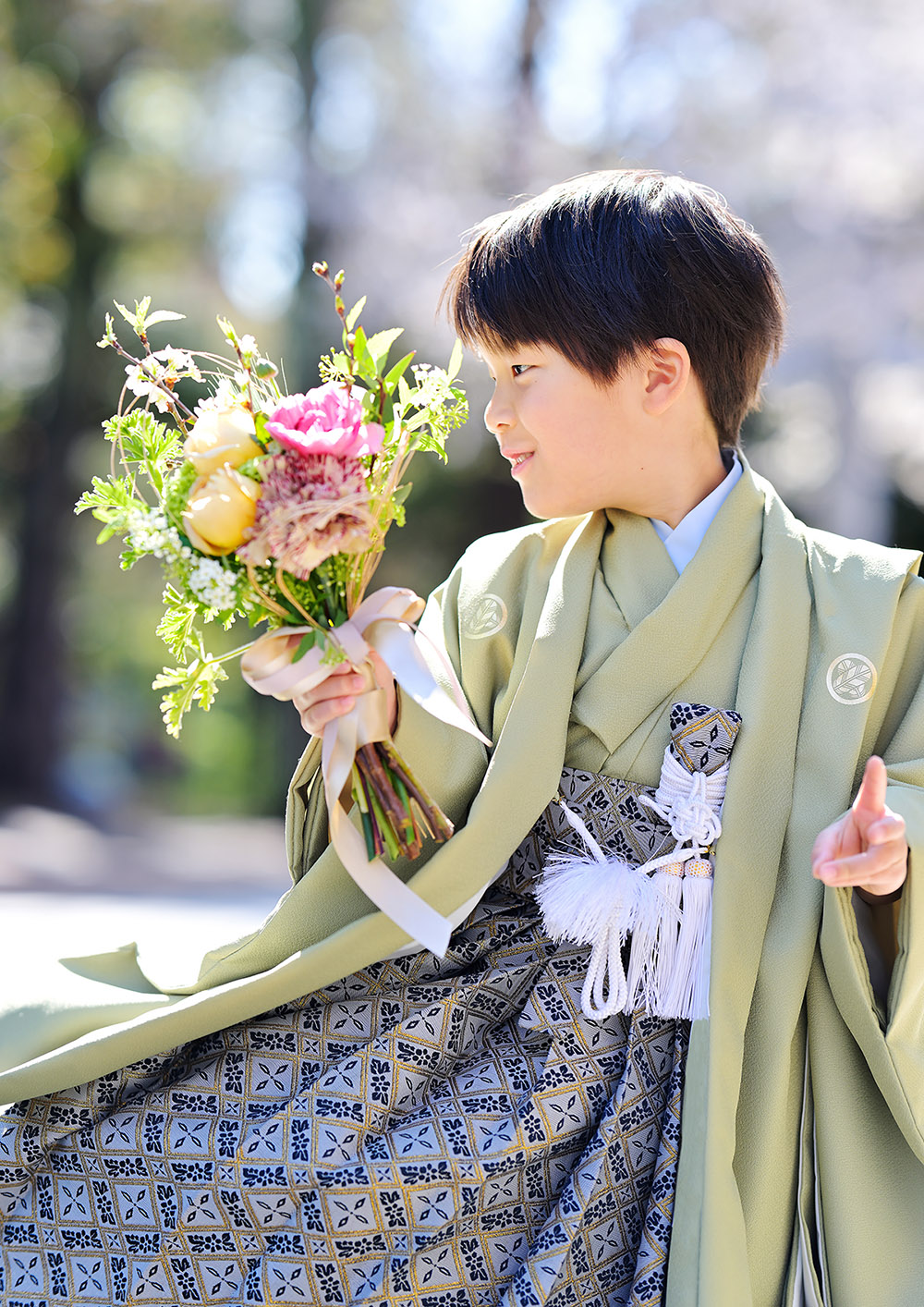 新宿十二社熊野神社で七五三撮影花束をもつ5歳