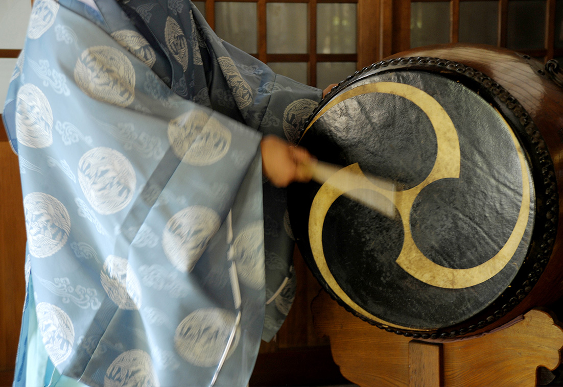 新宿十二社熊野神社で太鼓をたたく神職