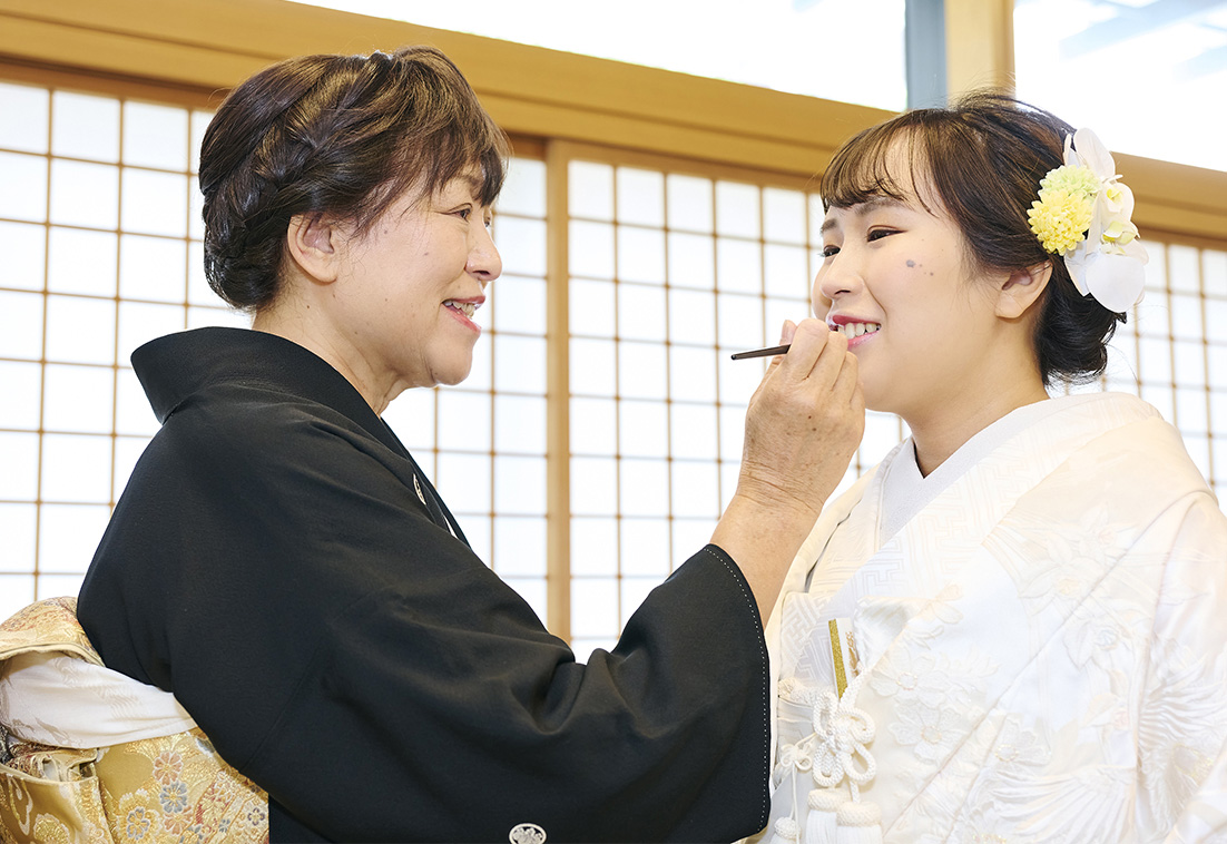 新宿十二社熊野神社でメイクをする花嫁