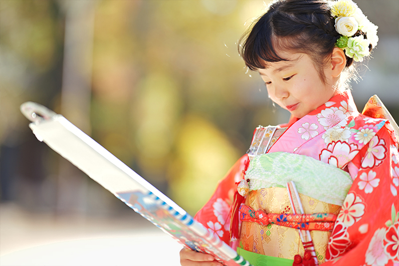 新宿十二社熊野神社で千歳飴を見ながら笑う7歳
