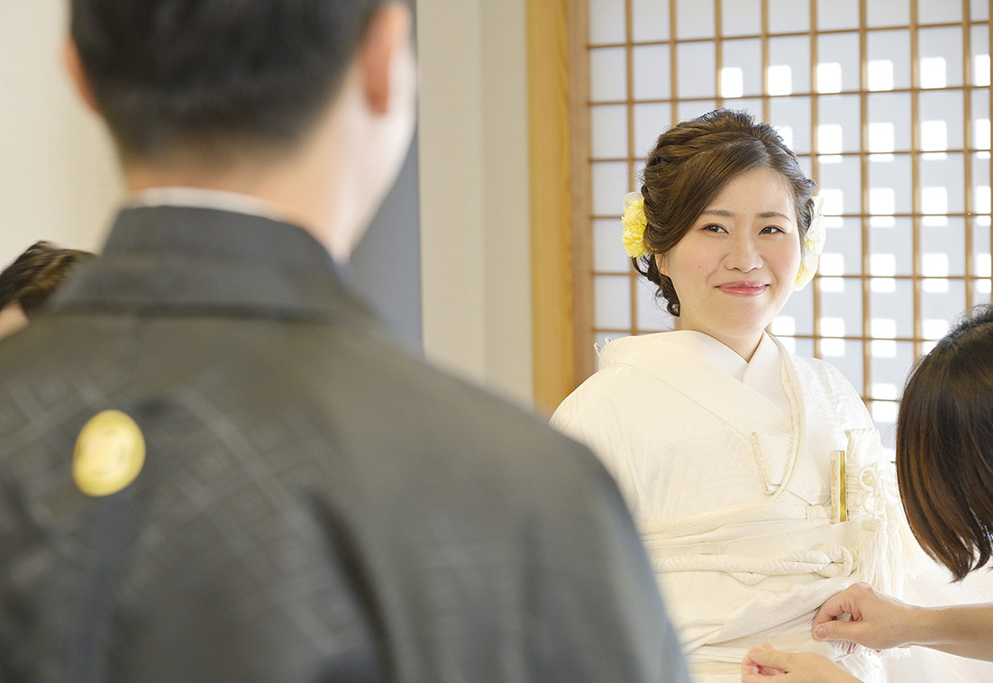 微笑む新郎新婦