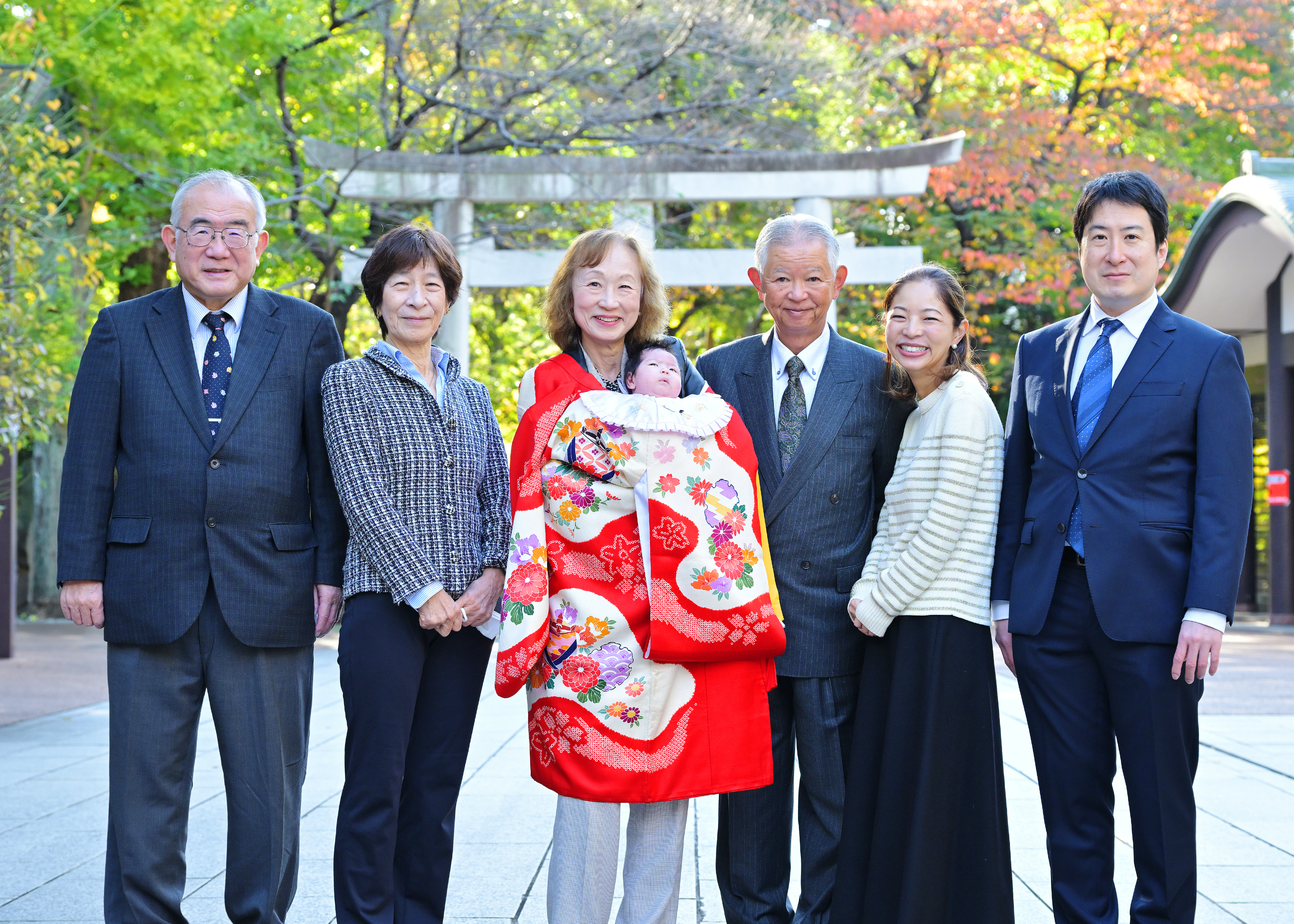 新宿十二社熊野神社でお宮参りの家族