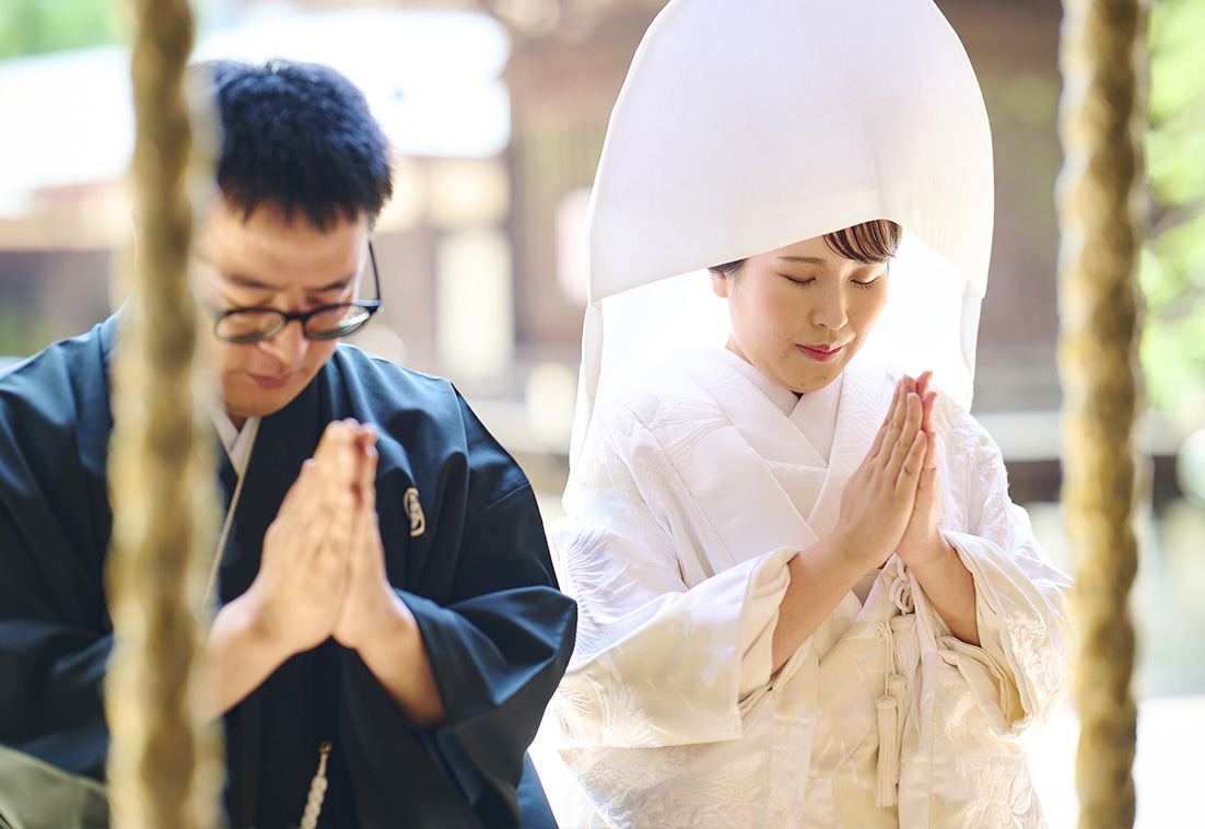 新宿十二社熊野神社でお参りをする新郎新婦
