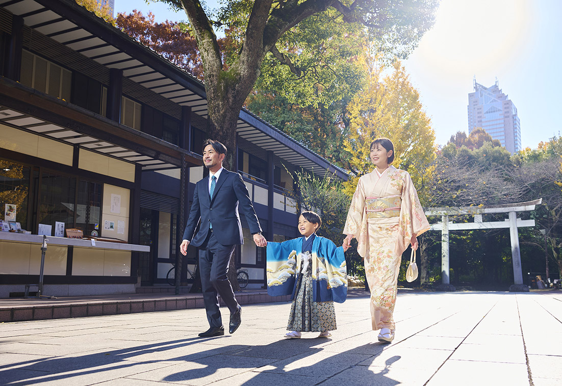 新宿十二社熊野神社での七五三　家族写真