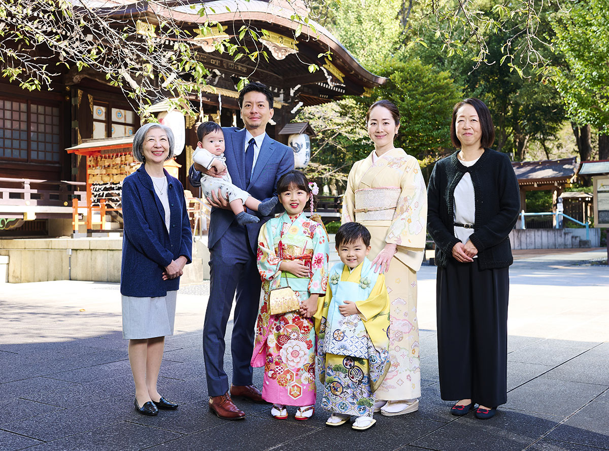 新宿十二社熊野神社での七五三家族写真