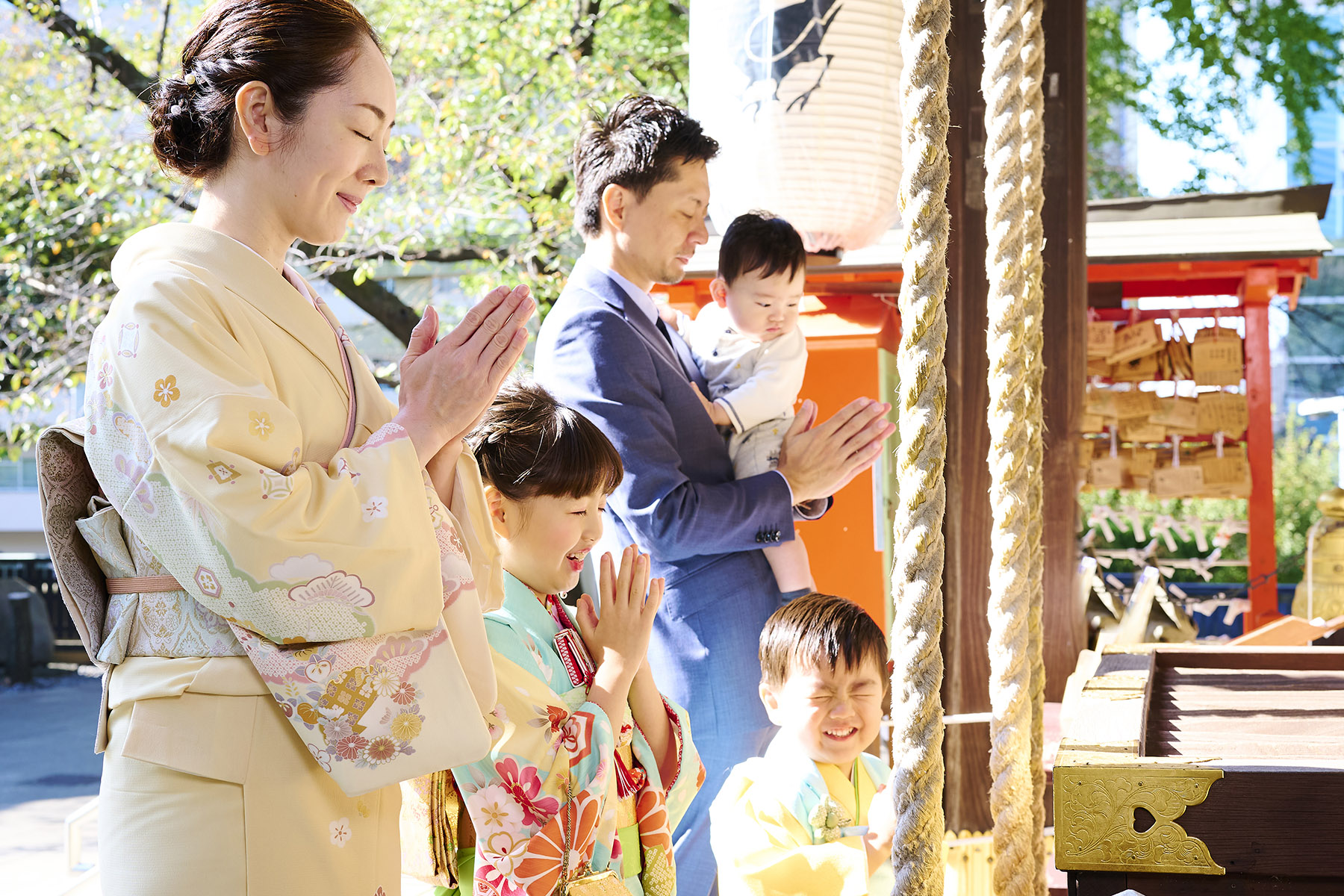 新宿十二社熊野神社での七五三の家族が参拝