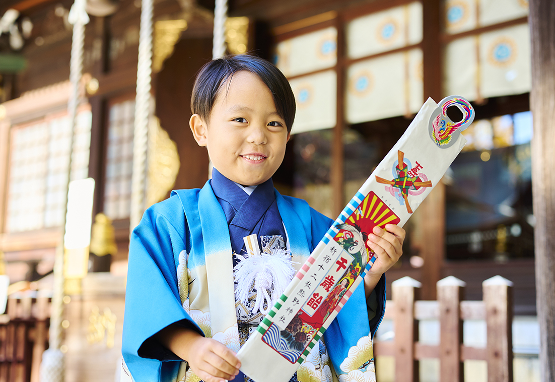 千歳飴を持って笑う5歳