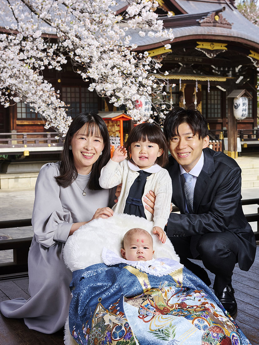 新宿十二社熊野神社の桜の下でお宮参り記念