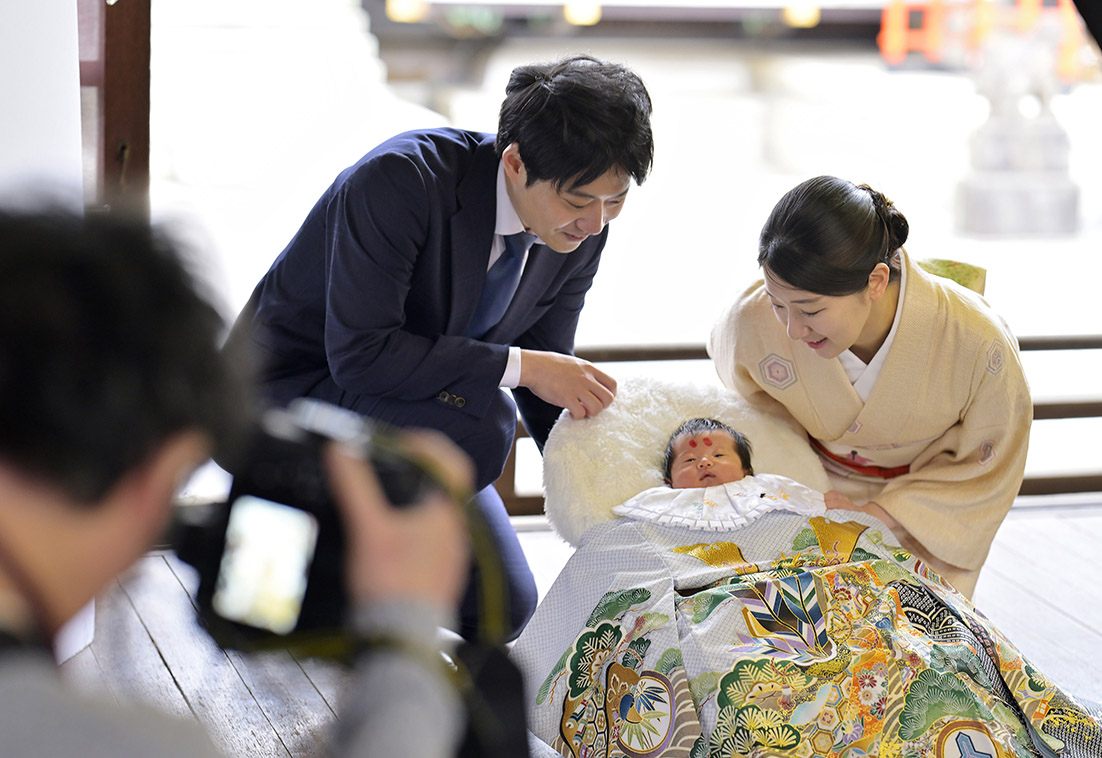 赤ちゃんと一緒に撮影をするお父様お母様