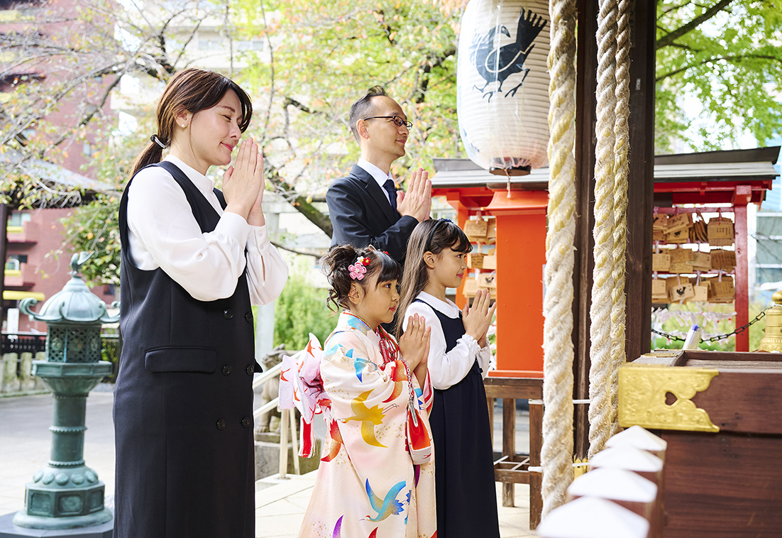 新宿十二社熊野神社の七五三の家族お参りの様子