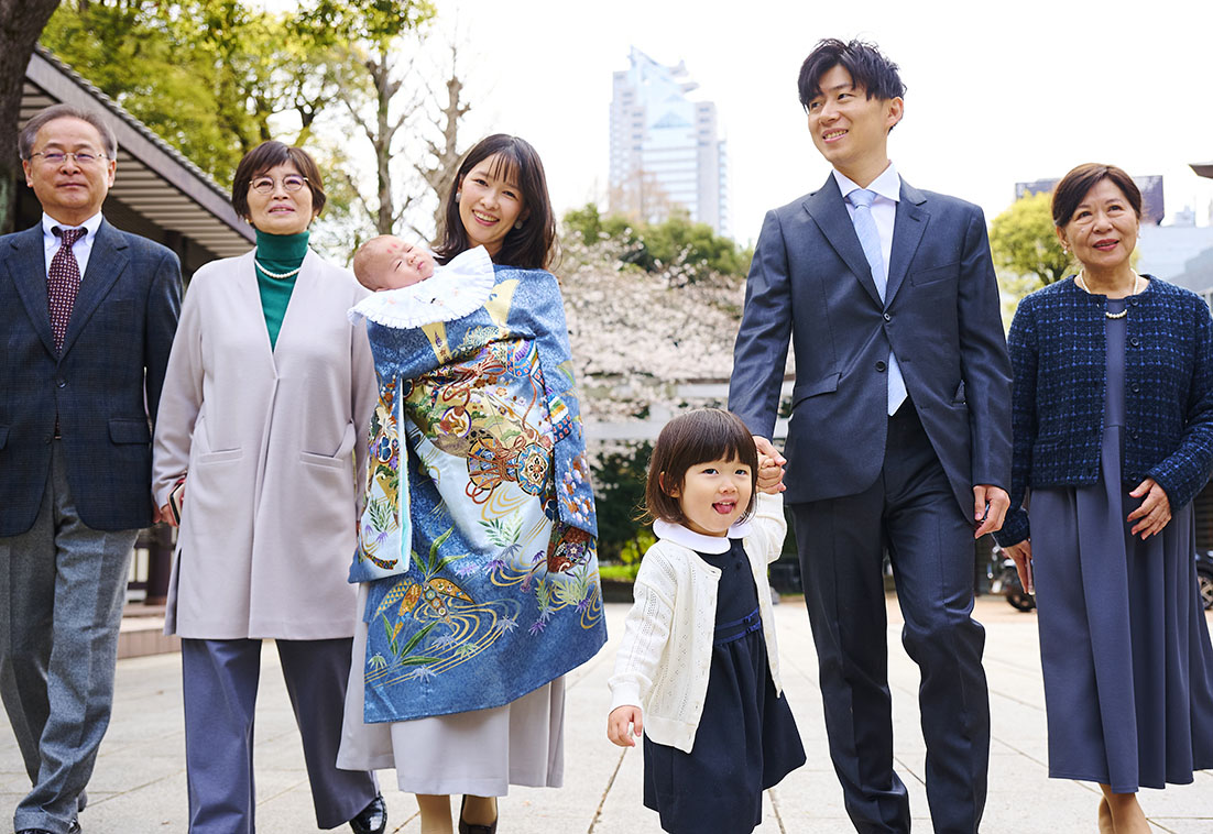 新宿十二社熊野神社を散布するお宮参りの家族