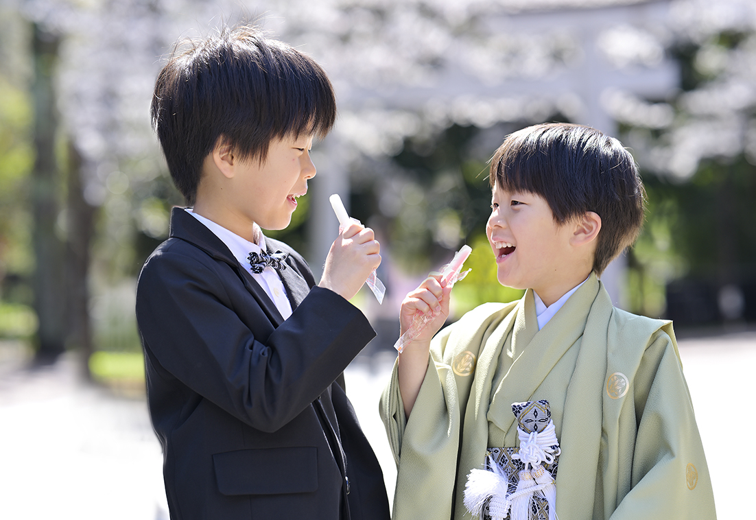 新宿十二社熊野神社で千歳飴を食べる5歳