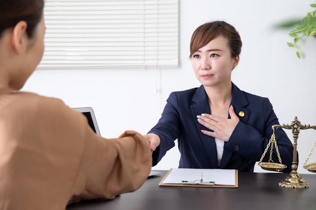 会社の悪口がネットで拡散!誹謗中傷の慰謝料相場や請求方法を解説のアイキャッチ画像