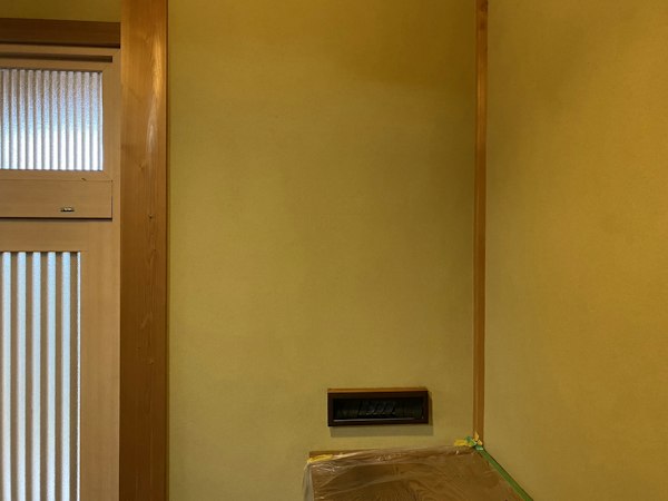 和風建築玄関（砂壁）の素材を傷めずカビをスッキリ｜施工後