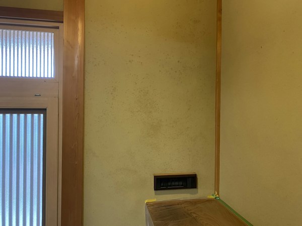 和風建築玄関（砂壁）の素材を傷めずカビをスッキリ｜施工前