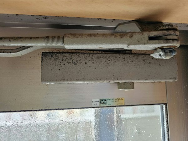 建売で放置されていた窓枠のカビ取り・防カビ｜施工前