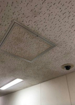 病院廊下のカビ。繰り返すカビを防止対策｜施工前