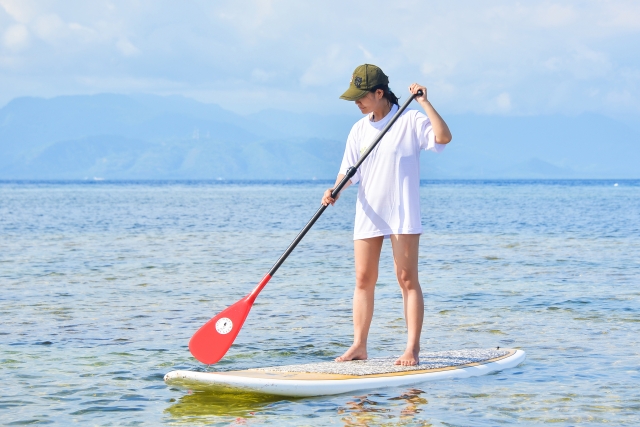 サップをする女性