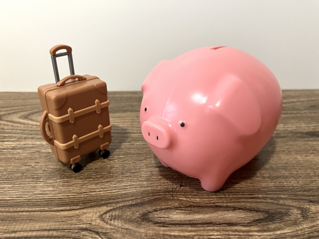 豚の貯金箱とキャリーケース