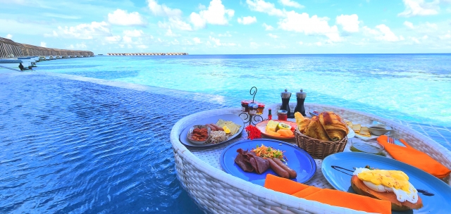 海の目の前のプールでランチ