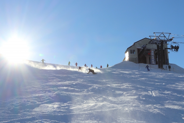 雪山とスノボーをする人