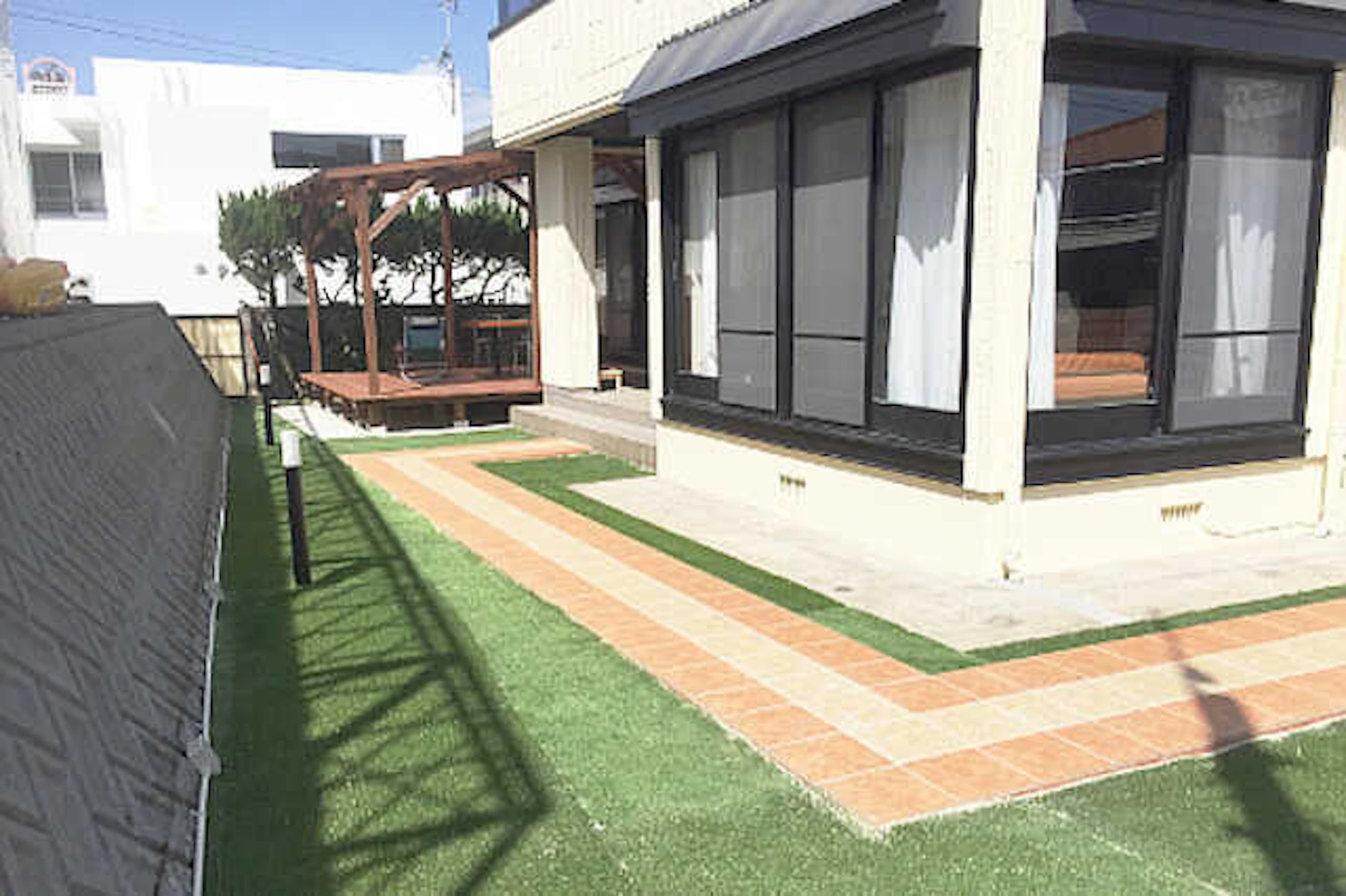 子供や犬が遊べる庭づくりのコツと注意点!ウッドデッキ・砂場などの実例やリフォーム費用も公開