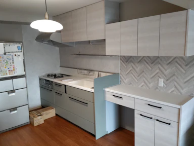 狭いキッチンを広々