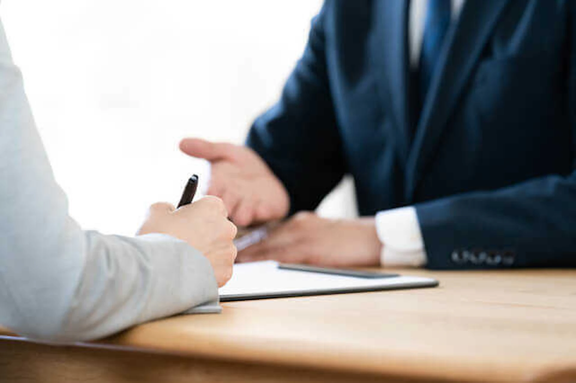 5. 急いで契約させようとする