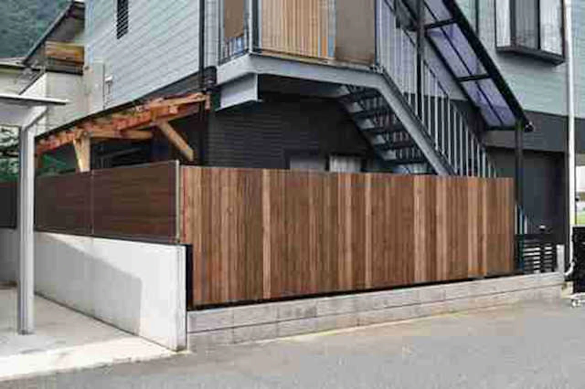 様々な色合いの木材を活用