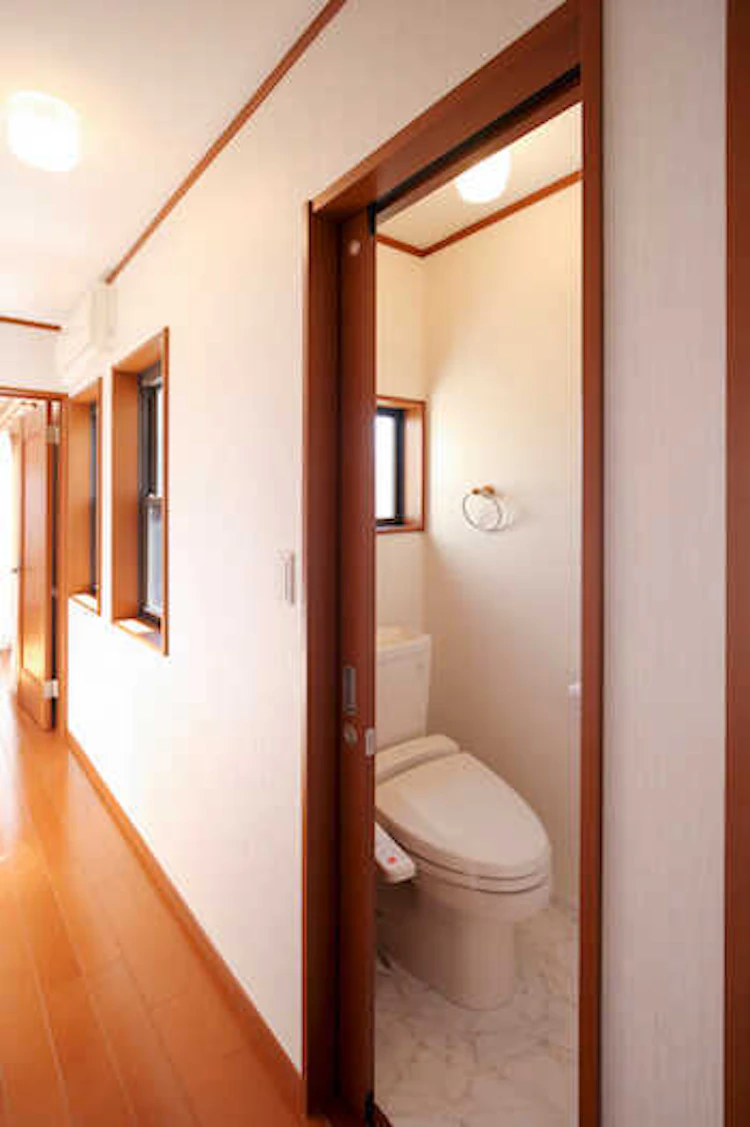 2.扉は引き戸タイプもしくは外開き