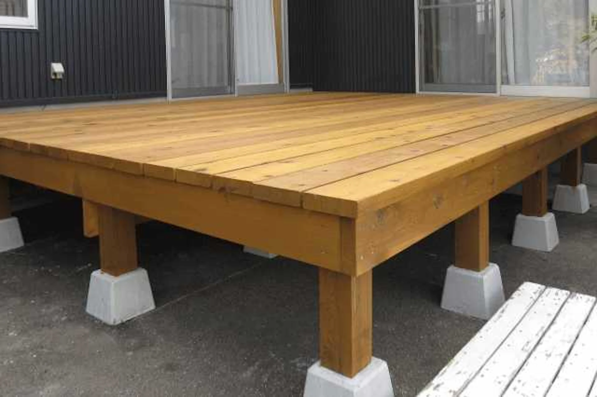 ウッドデッキの木枠に板を貼った状態