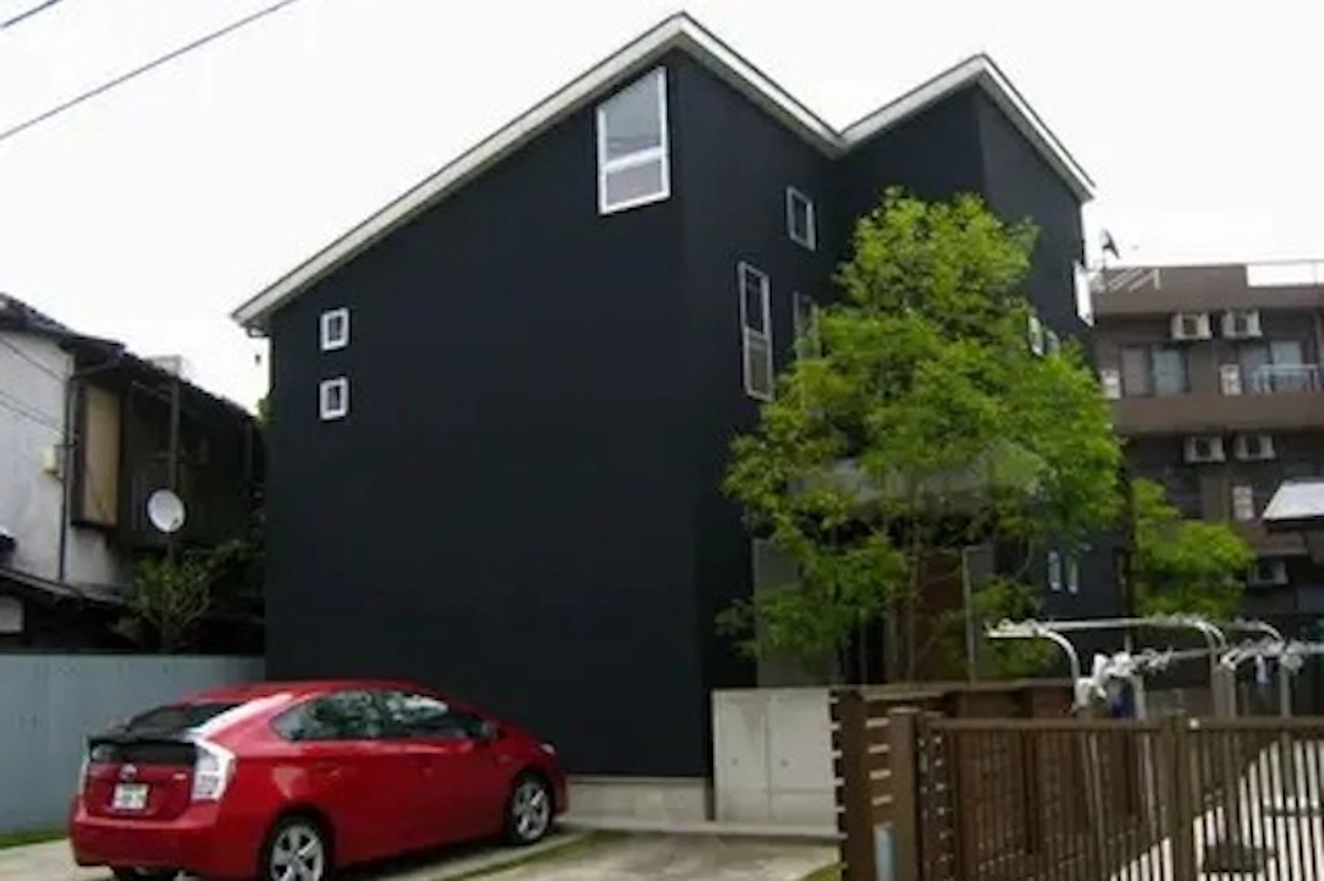 色あせしていた黒い外壁を塗り直し