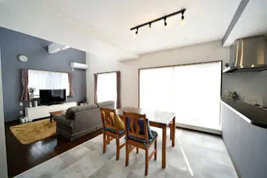 日差しが降り注ぐLDK、ふたりだけの癒しの空間を