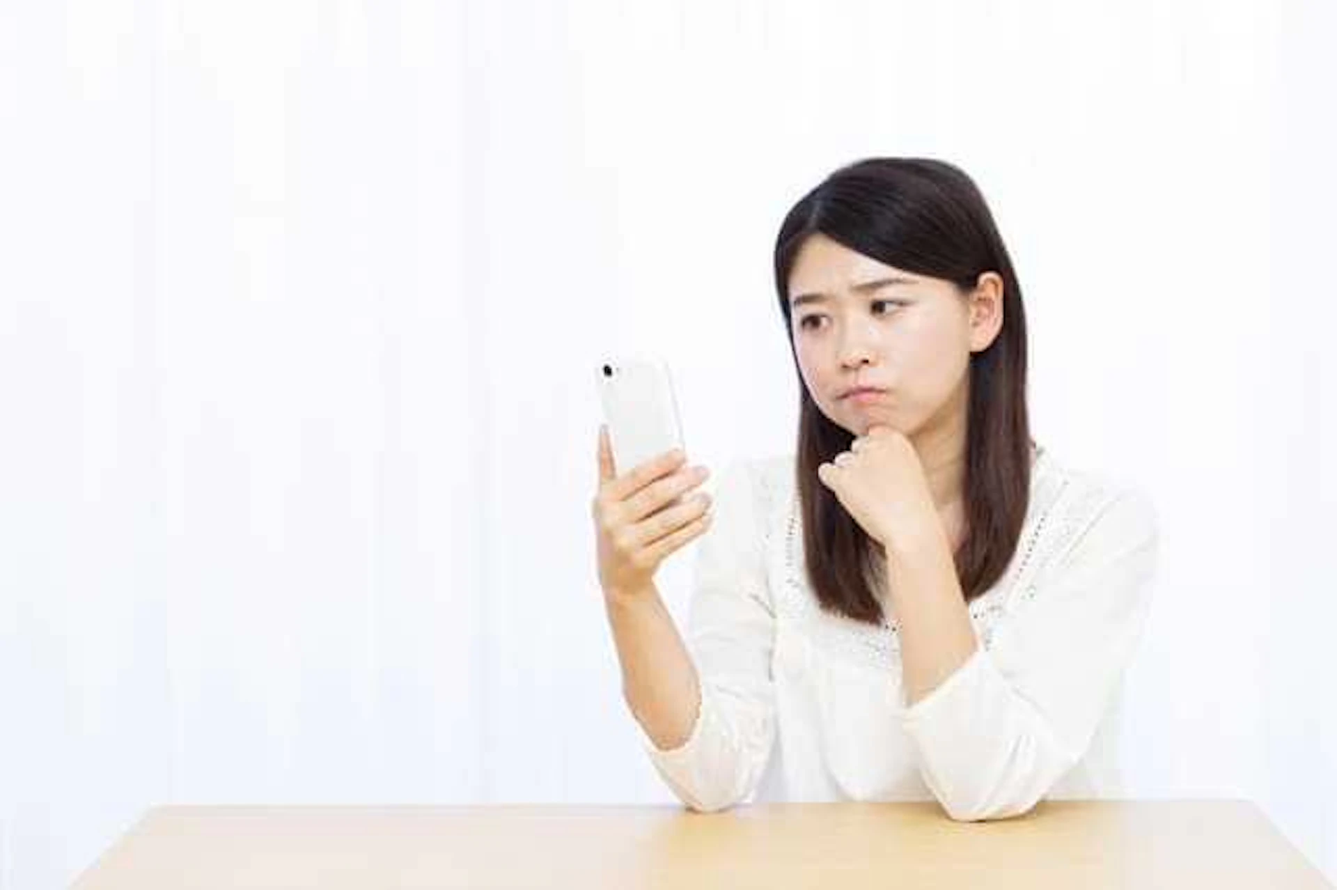 携帯を持つ女性