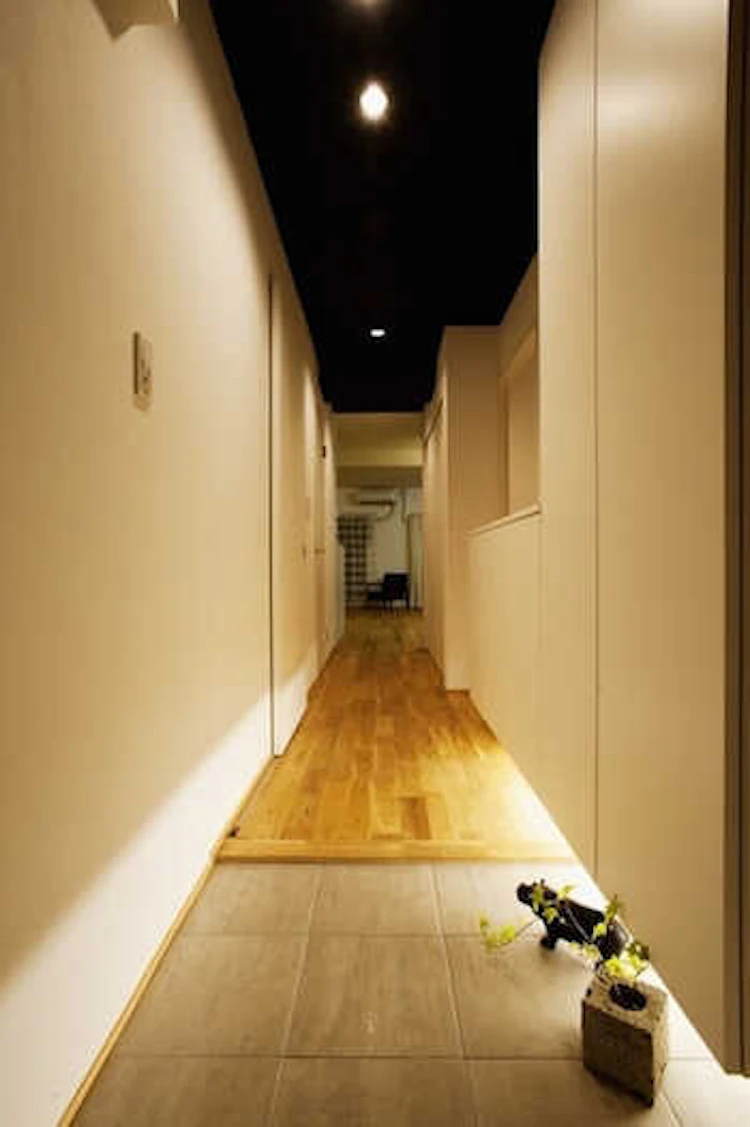 マンションの廊下の壁も収納設置可能