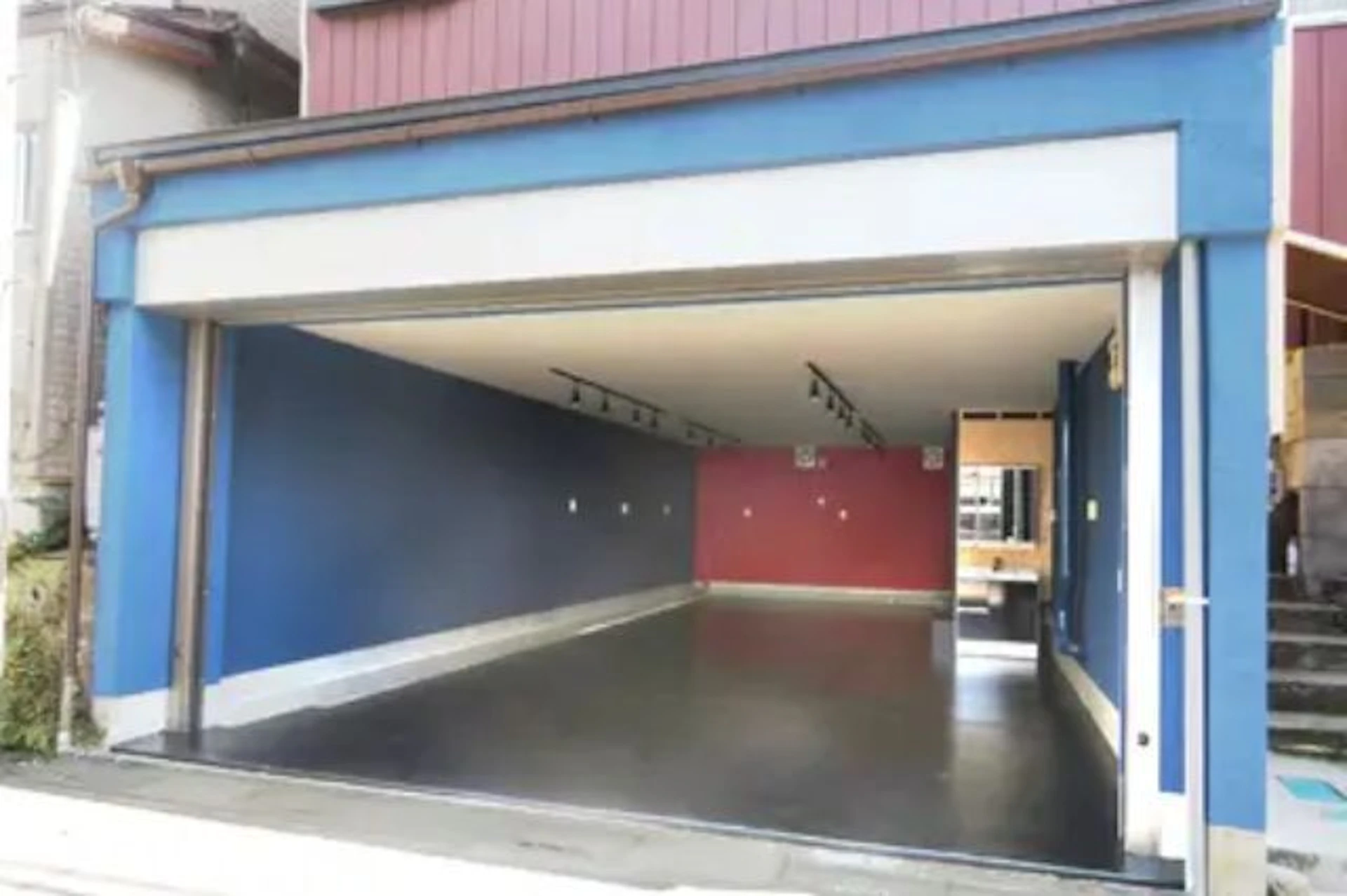 戸建の1階をおしゃれなガレージに