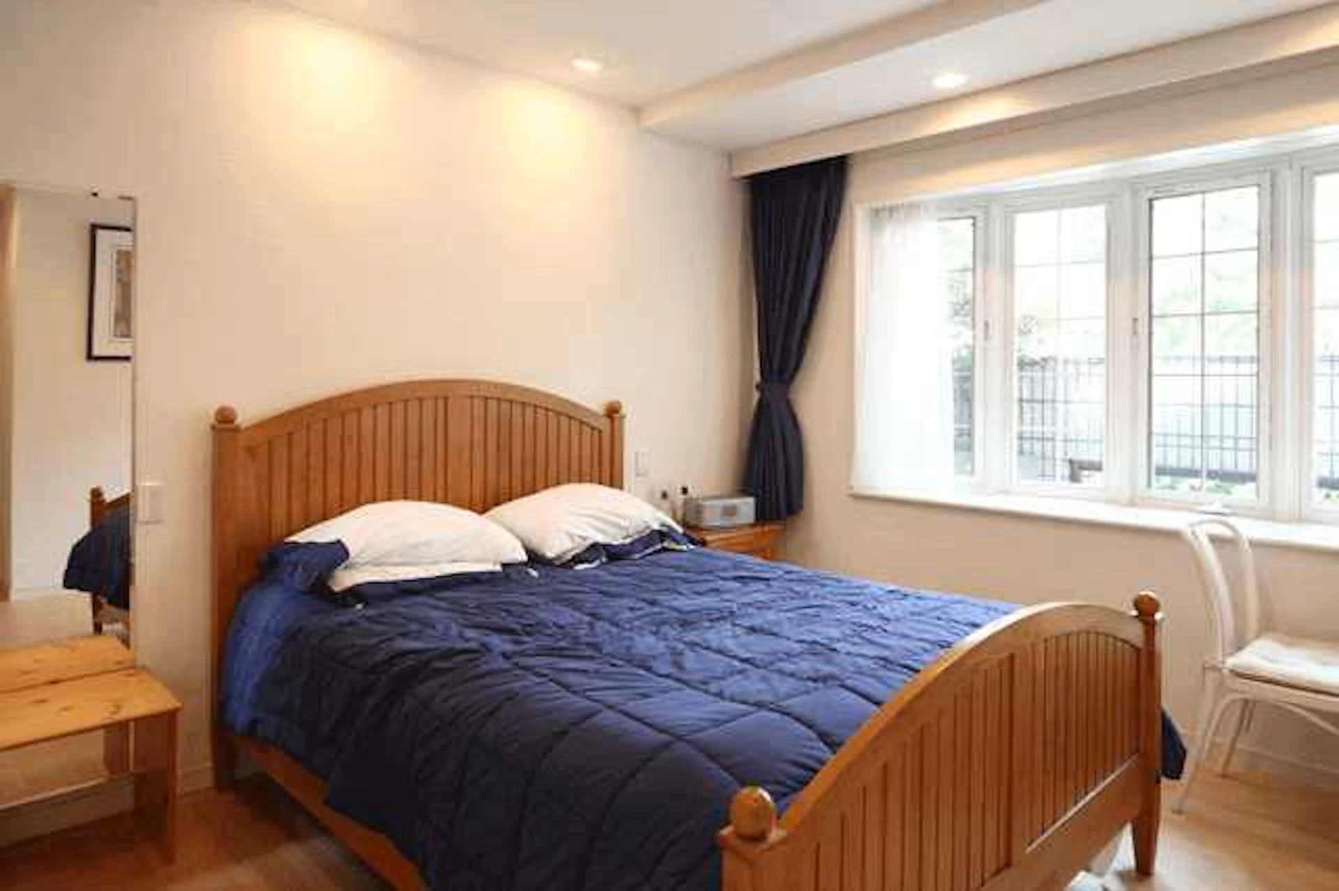 オフホワイト・ベージュなどの落ち着いた色を選ぶ