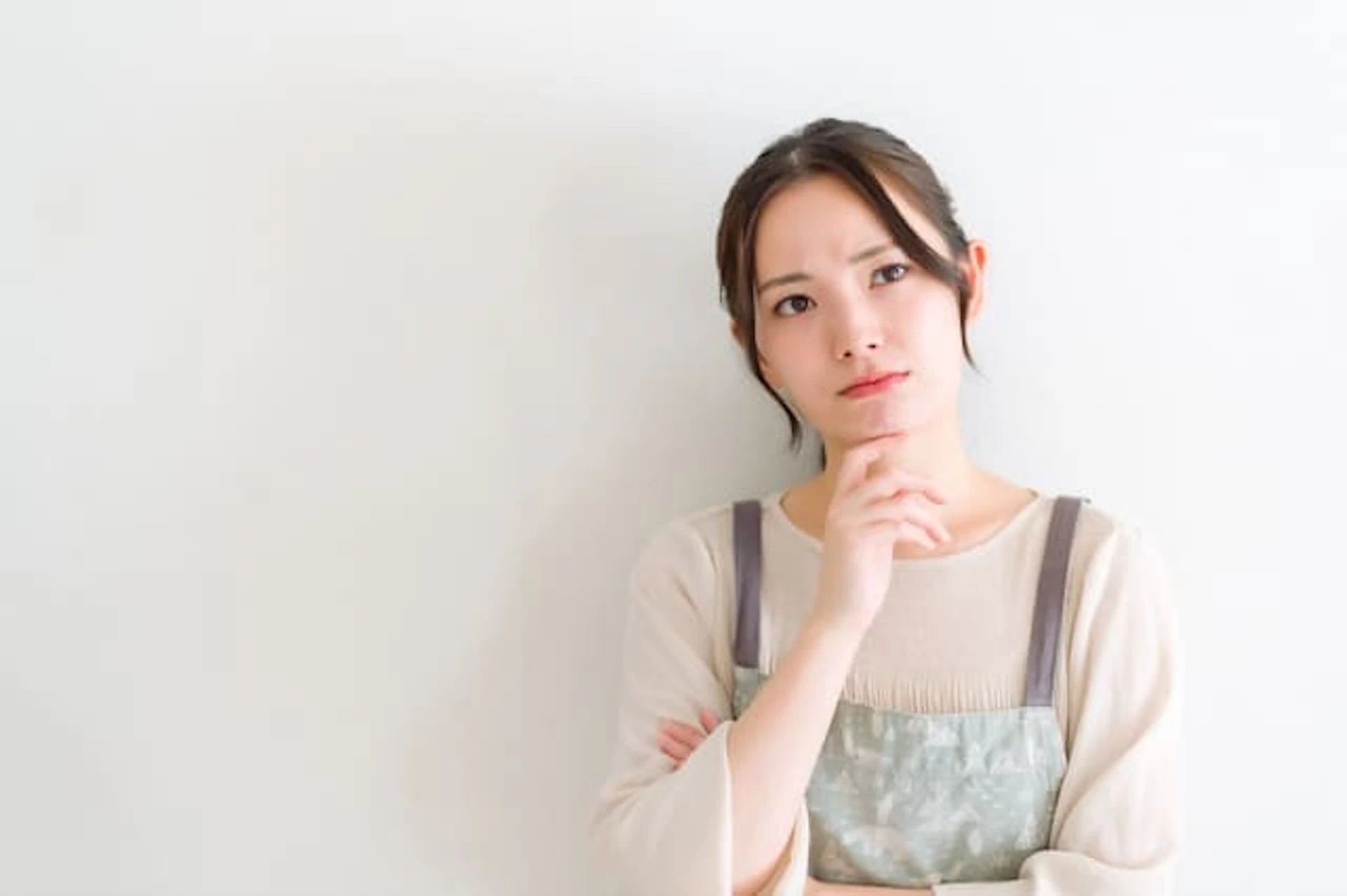 考え事をしている主婦の写真