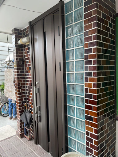 古くて汚れたドアをオシャレなドアに取り換え