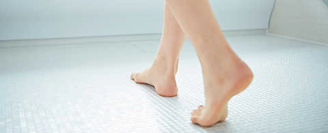 サザナの浴室タイルを歩く足元