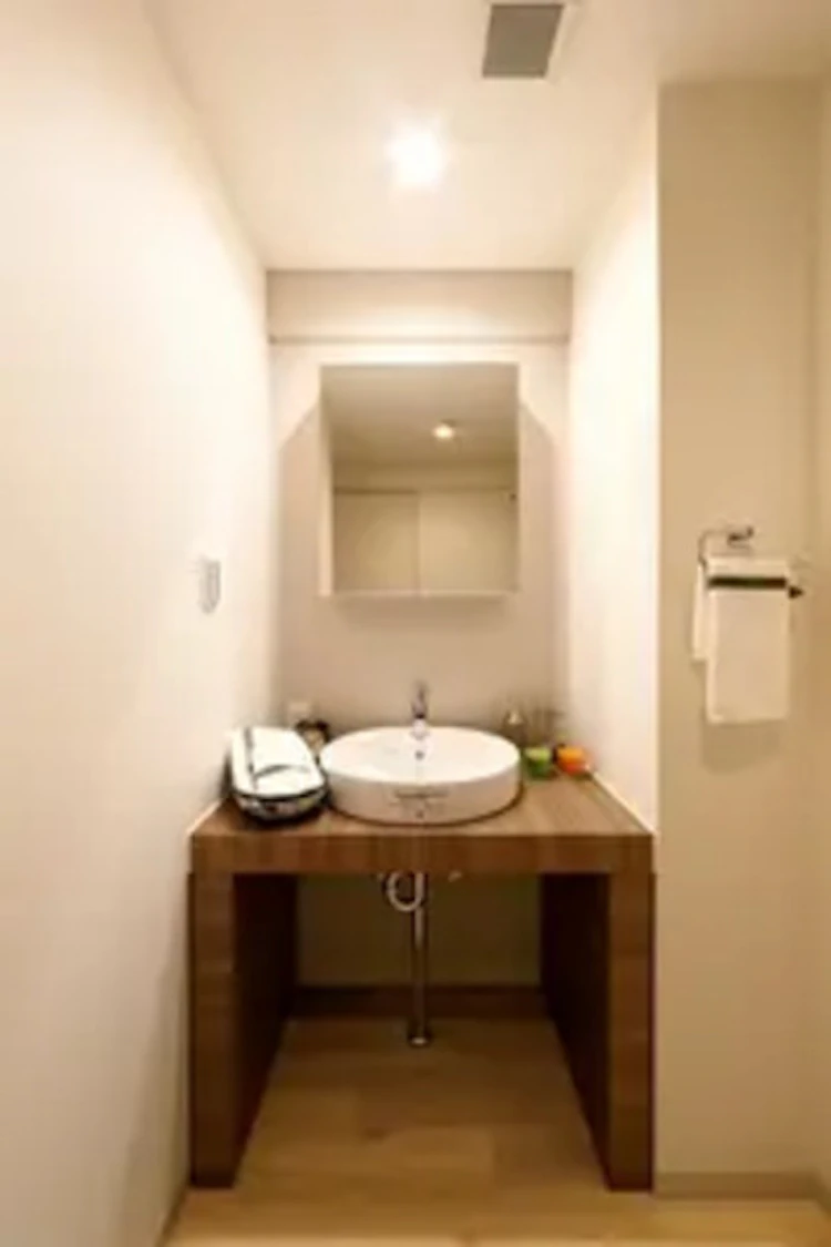 事例3 リクシルの鏡とアイカのカウンター