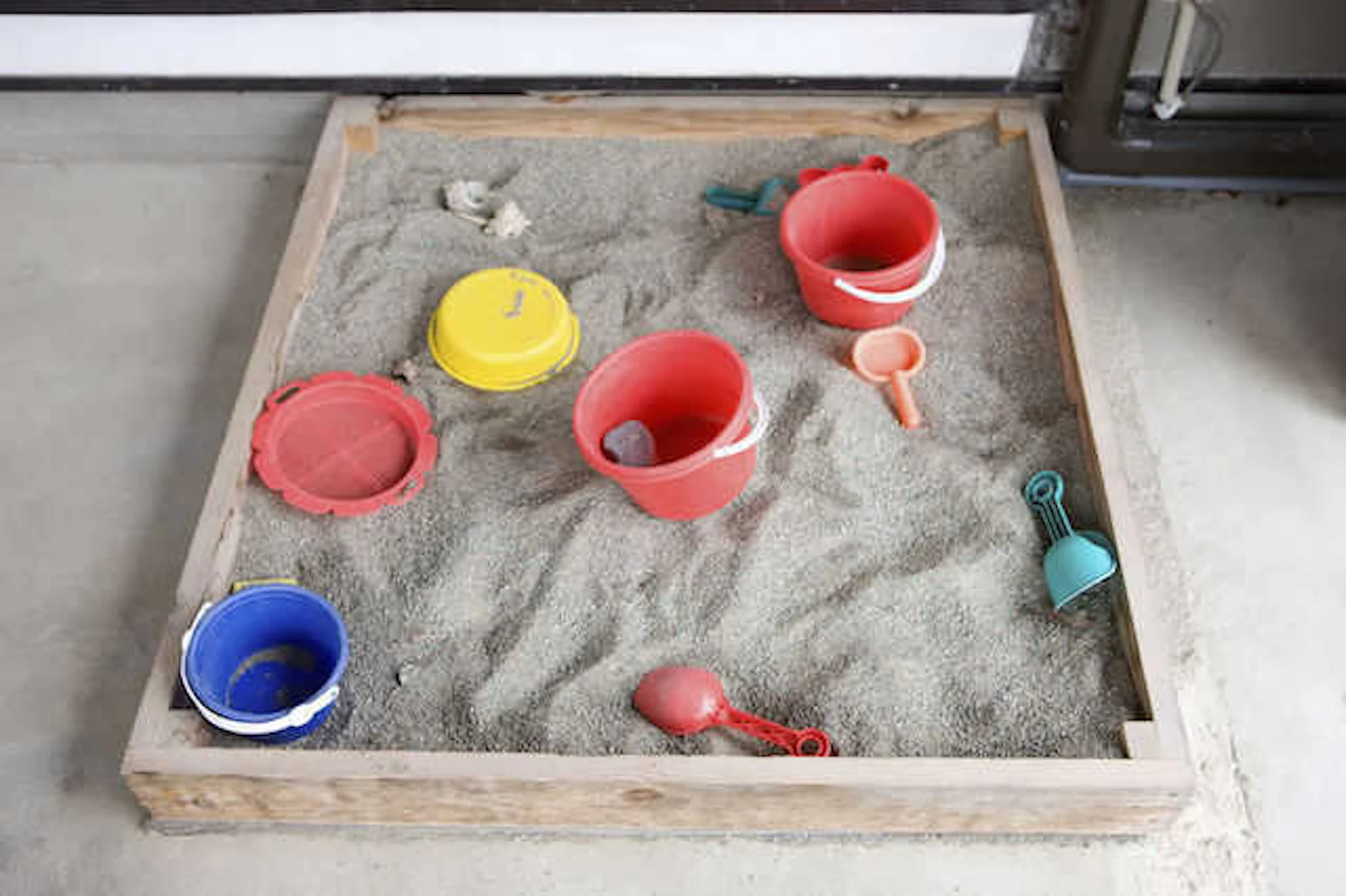 子供や犬が遊べる庭づくりのコツと注意点！ウッドデッキ・砂場などの実例やリフォーム費用も公開