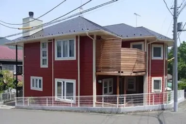 白のアクセントが効いた欧米風の外観