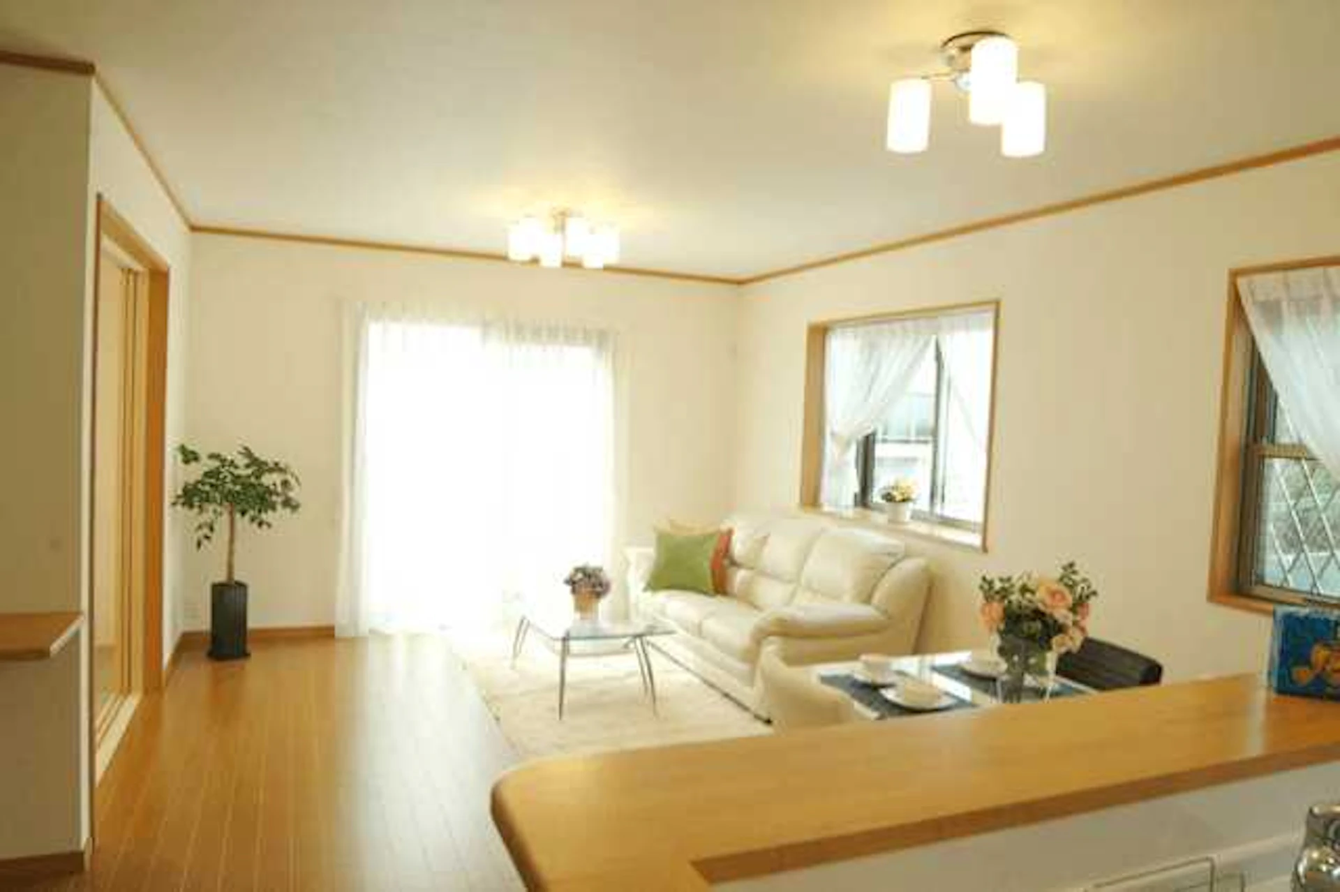 日当たりのよい白と木目で統一されたダイニング