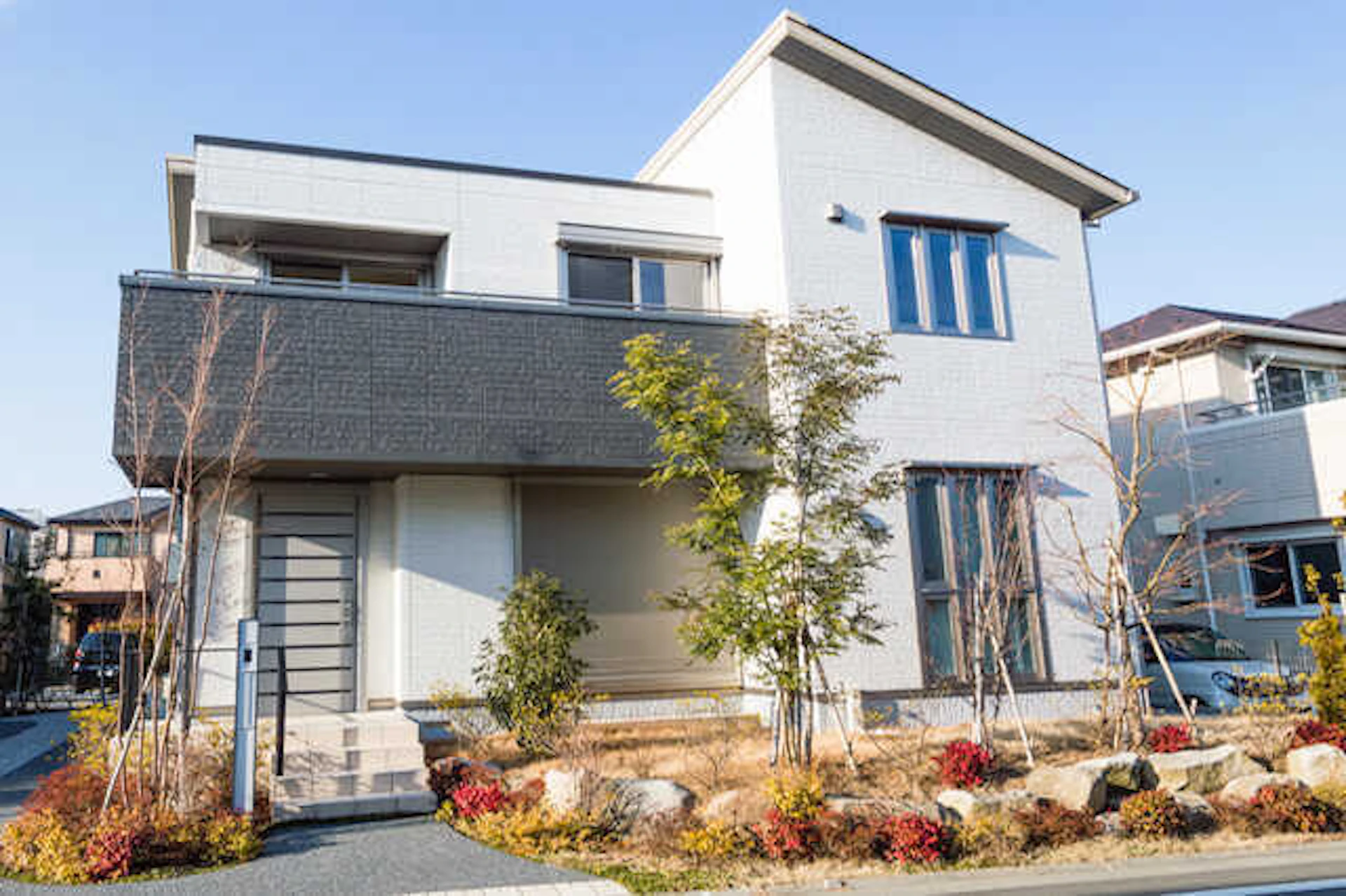 落ち着いた色合いの新築住宅