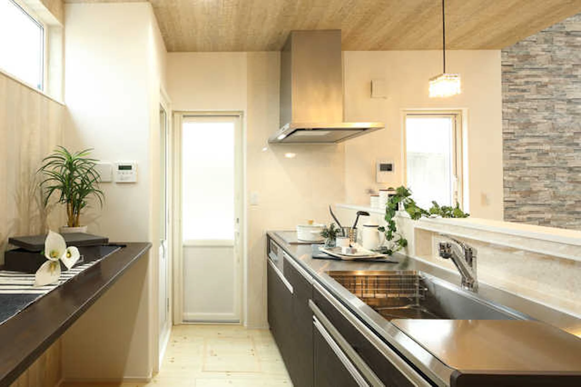 キッチンの高さを調整したい！高さを変更する費用、身長から考える標準サイズは？