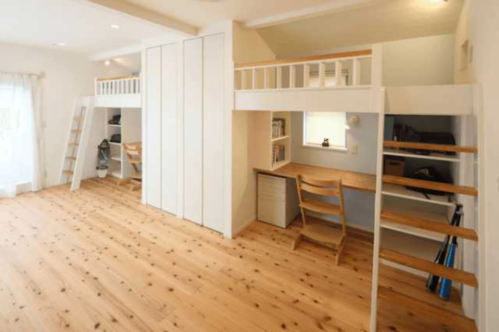 狭いお部屋でソファもデスクも！ロフトベッドが大活躍♡